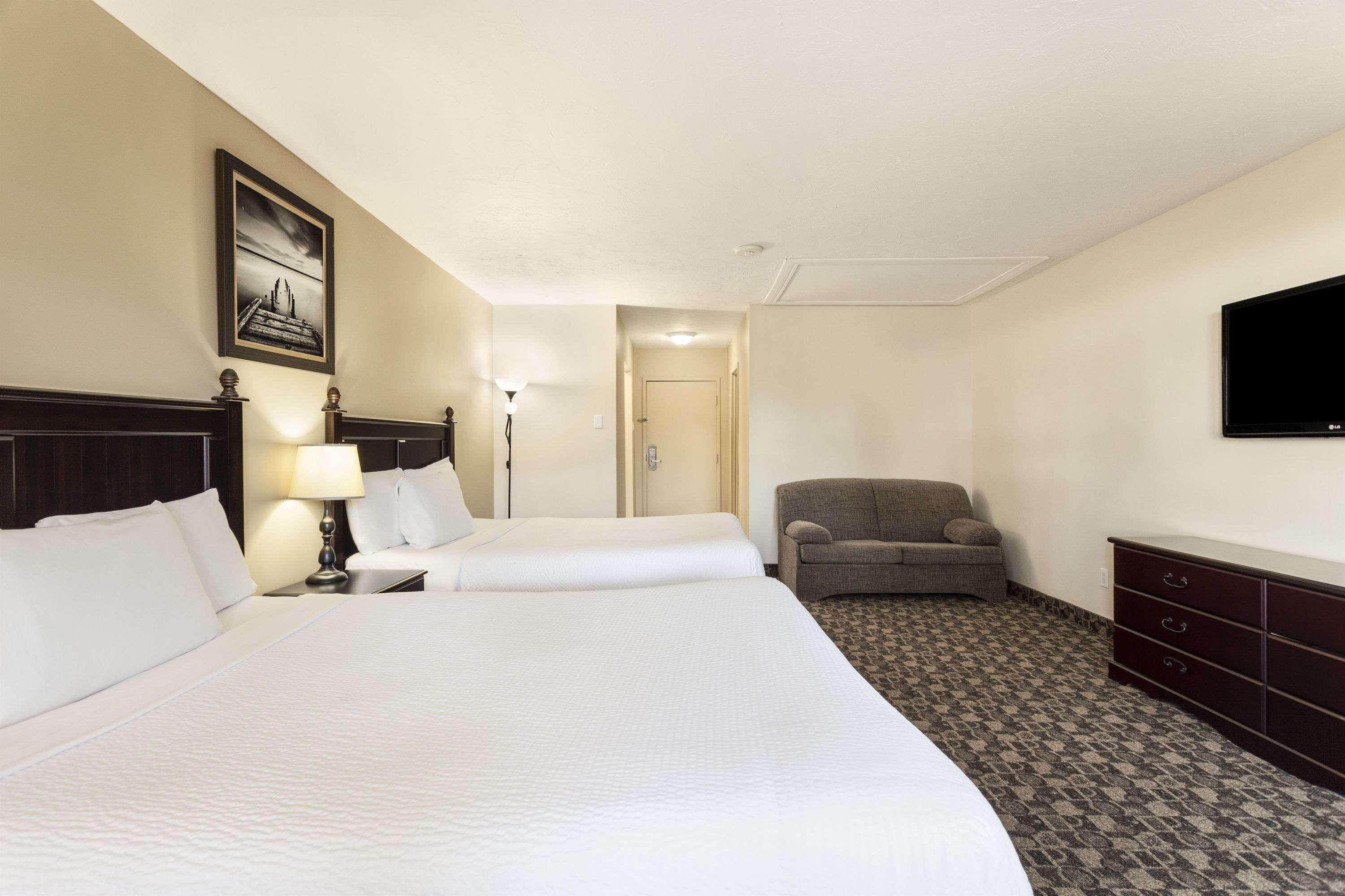 Days Inn By Wyndham Montreal East Экстерьер фото