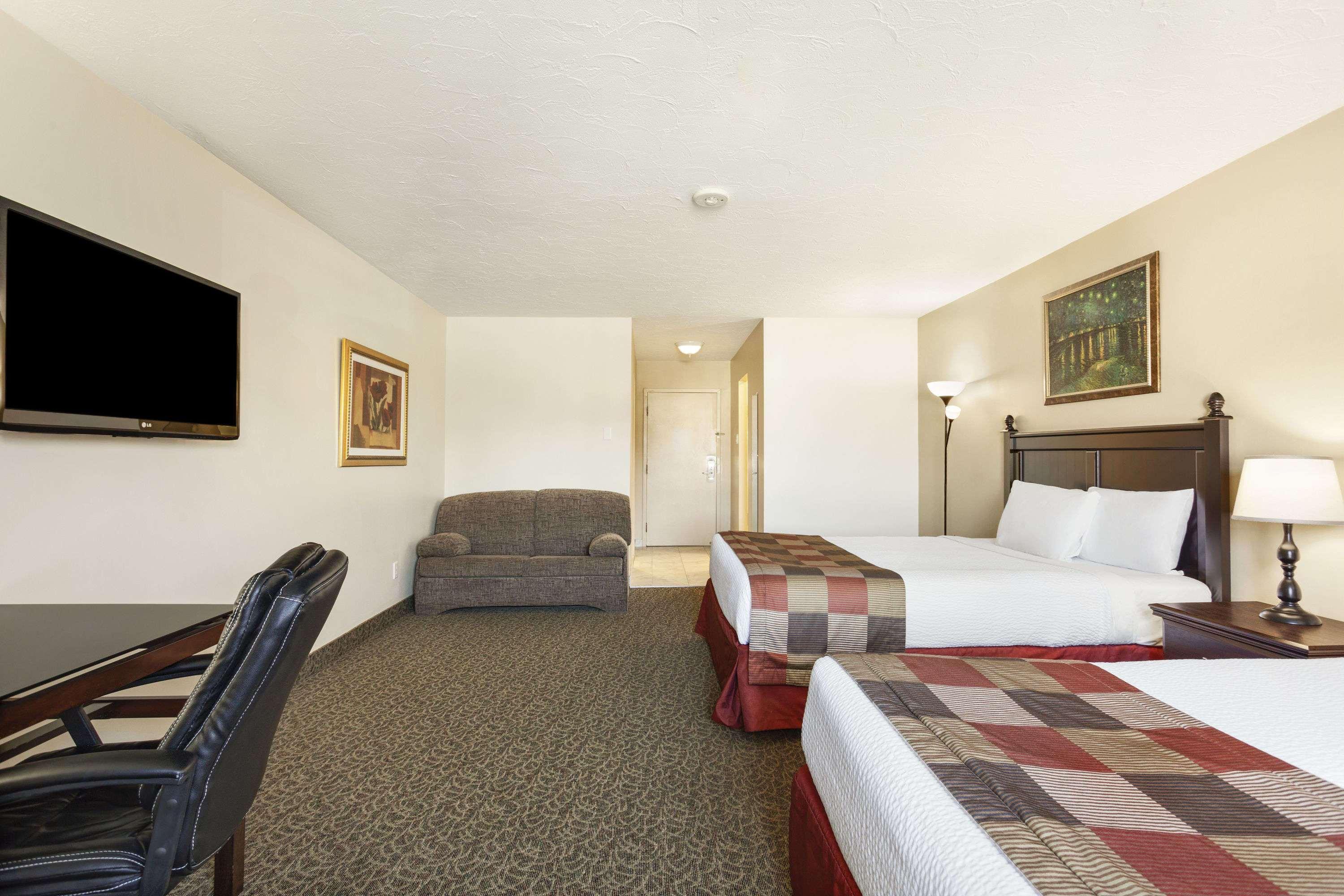 Days Inn By Wyndham Montreal East Экстерьер фото