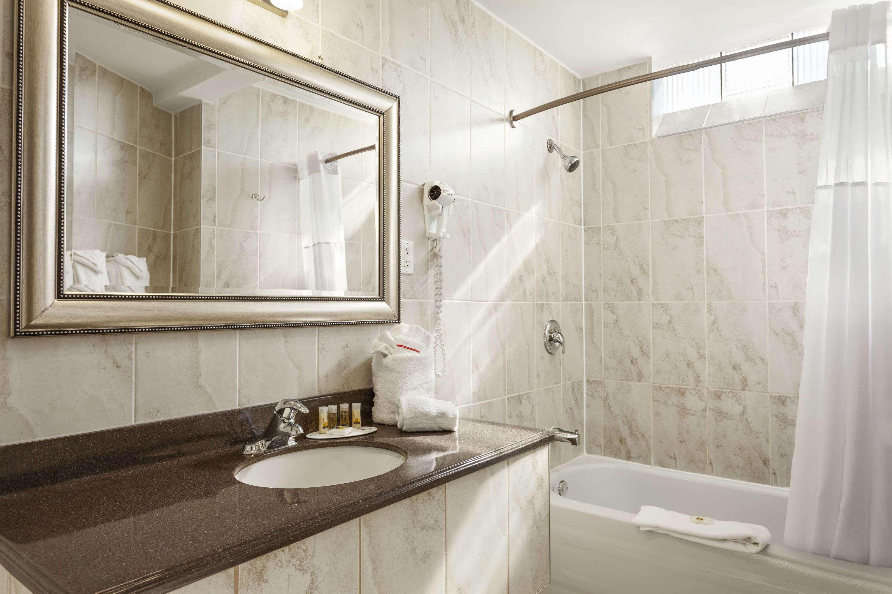 Days Inn By Wyndham Montreal East Экстерьер фото