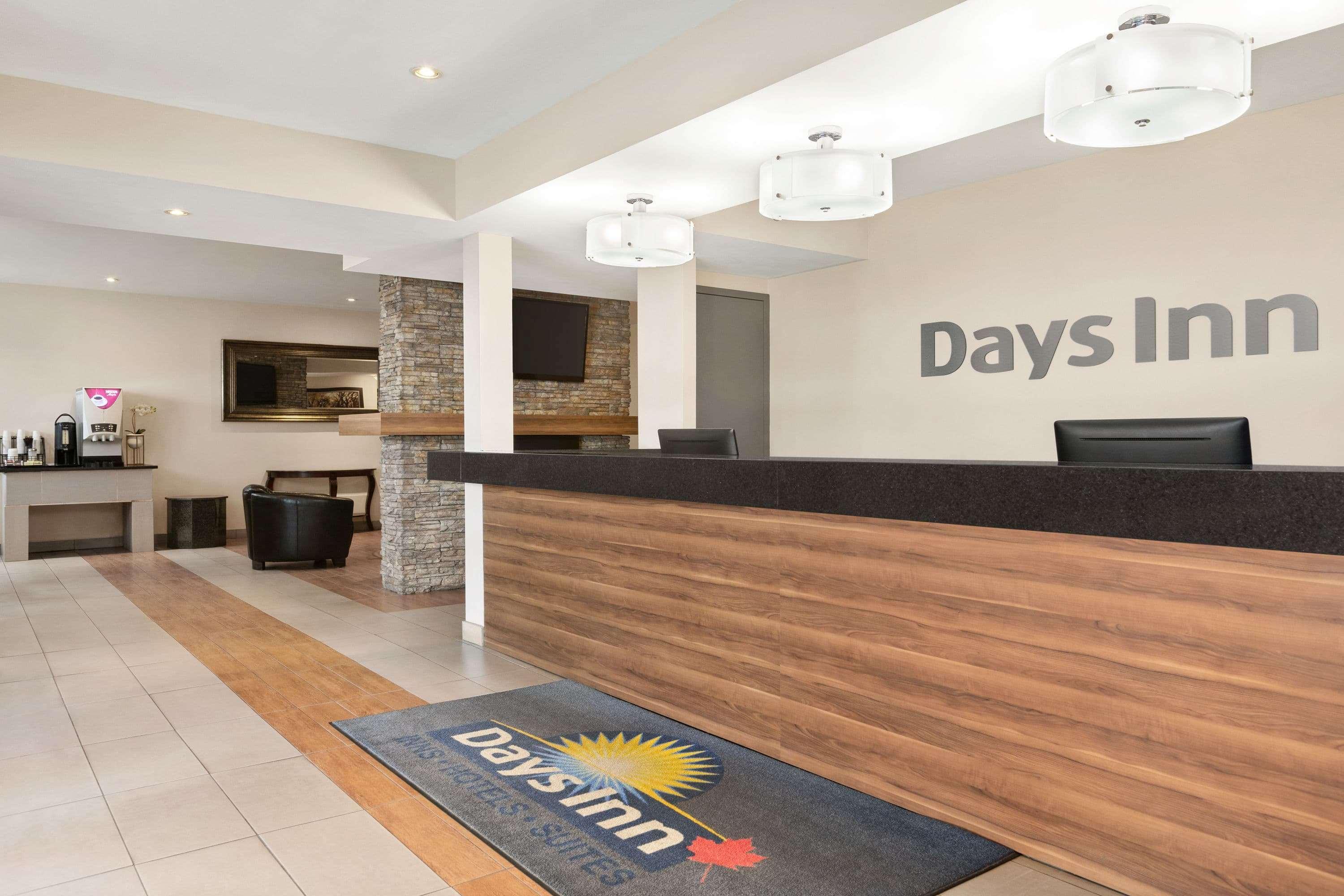 Days Inn By Wyndham Montreal East Экстерьер фото