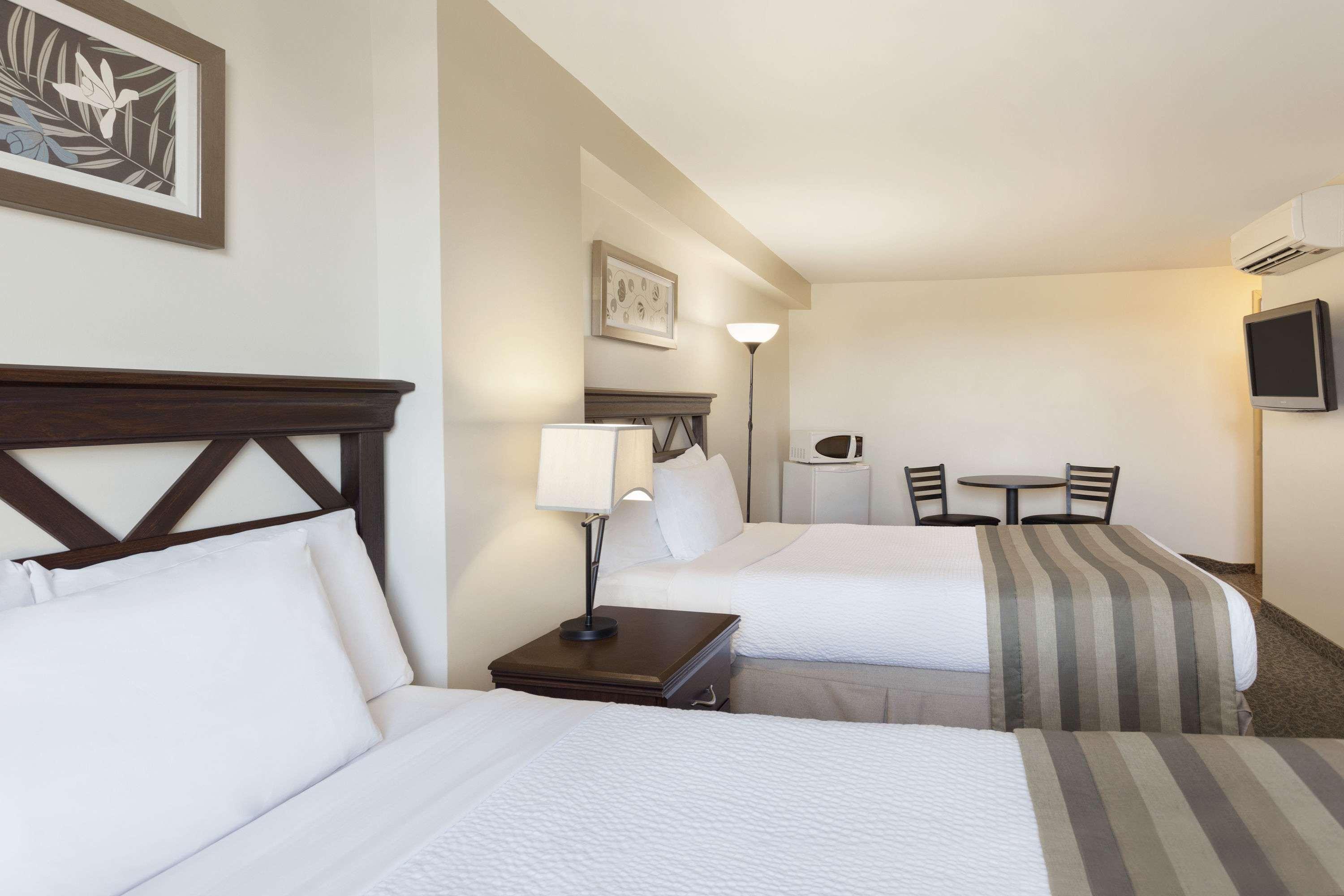 Days Inn By Wyndham Montreal East Экстерьер фото