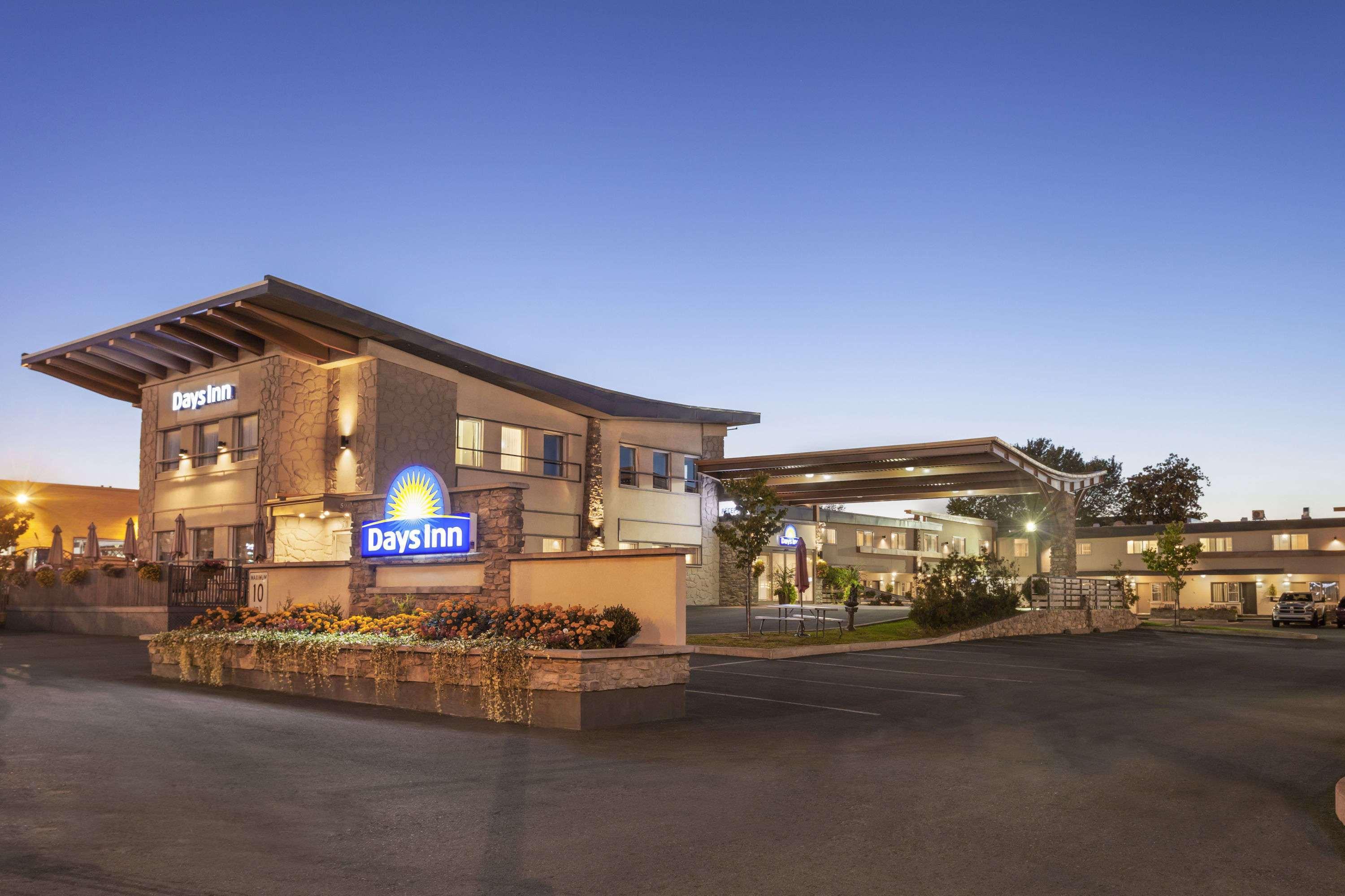 Days Inn By Wyndham Montreal East Экстерьер фото
