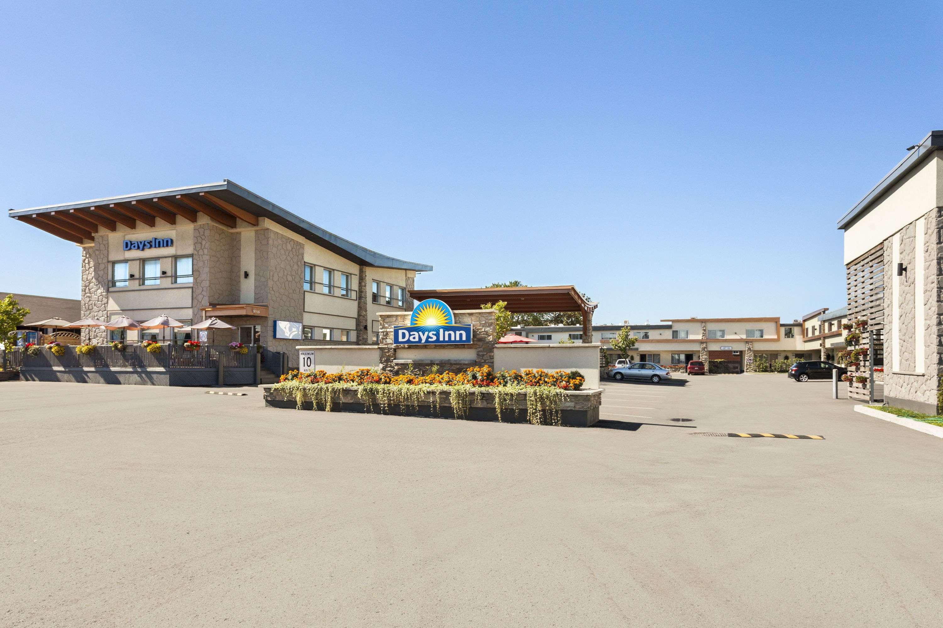 Days Inn By Wyndham Montreal East Экстерьер фото