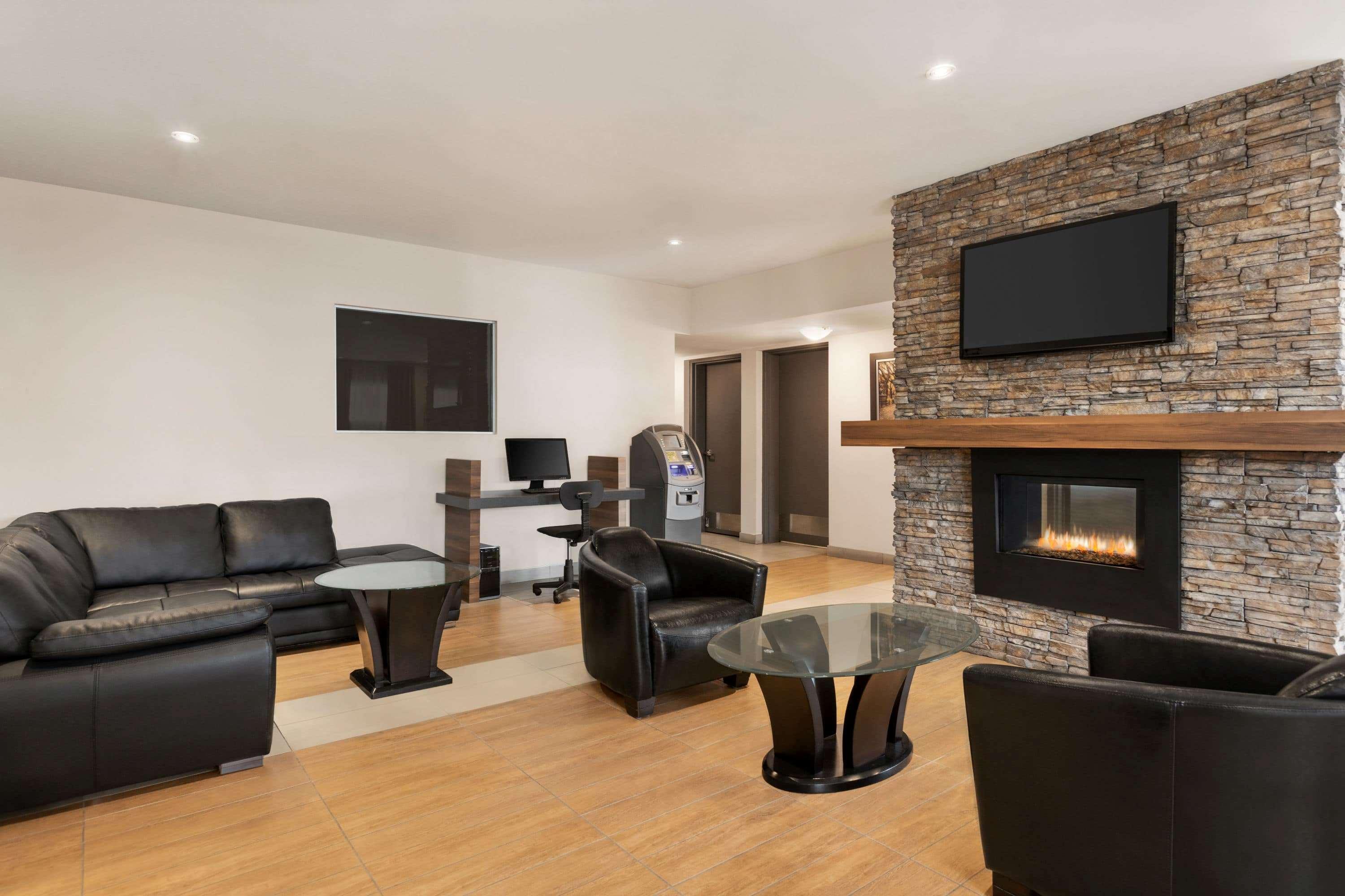 Days Inn By Wyndham Montreal East Экстерьер фото