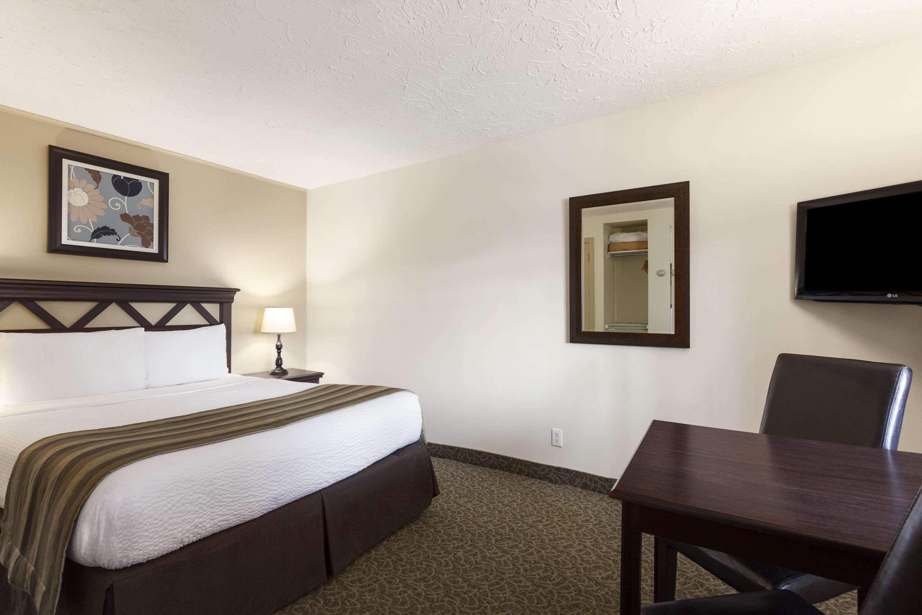 Days Inn By Wyndham Montreal East Экстерьер фото