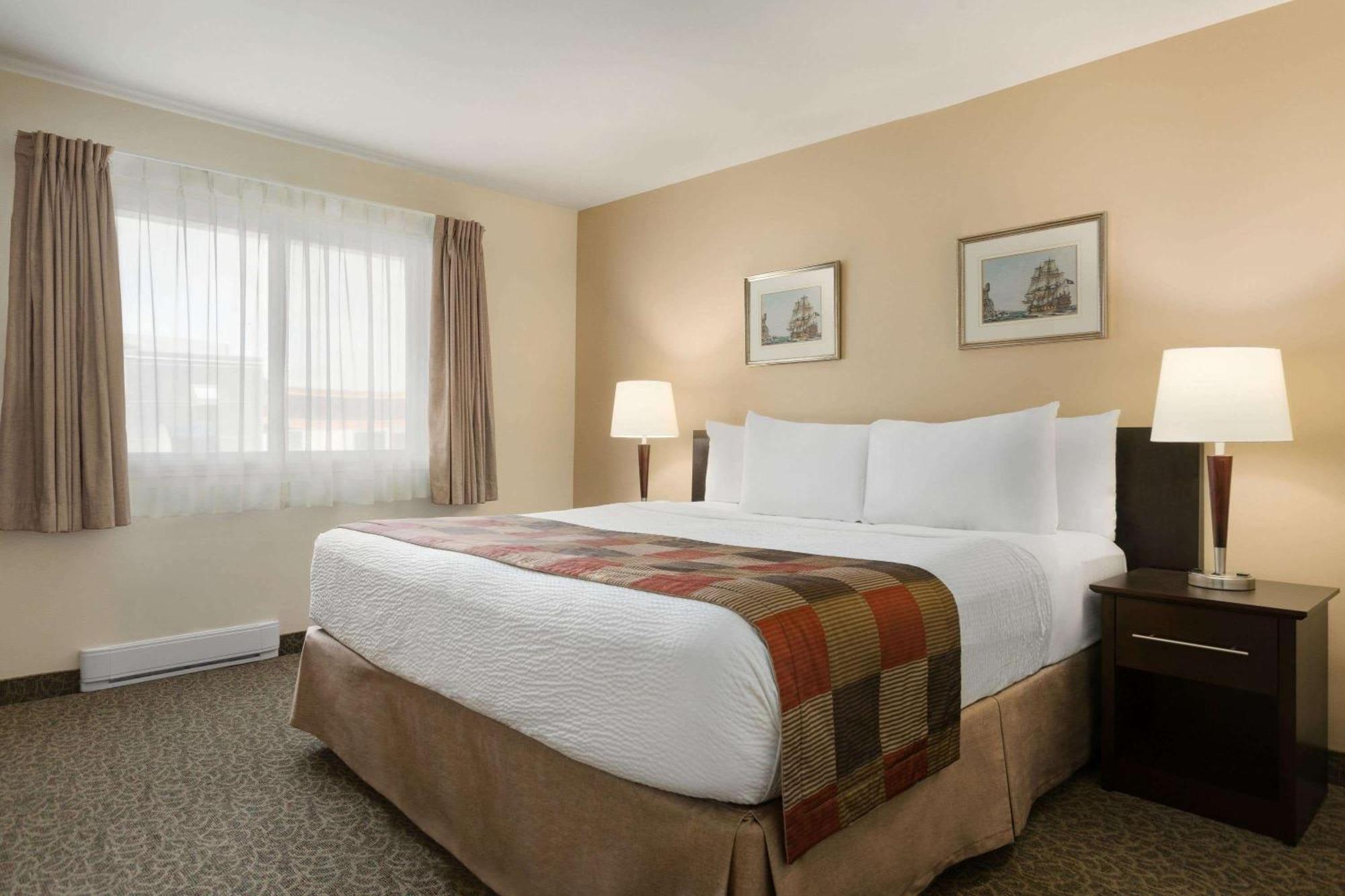 Days Inn By Wyndham Montreal East Экстерьер фото
