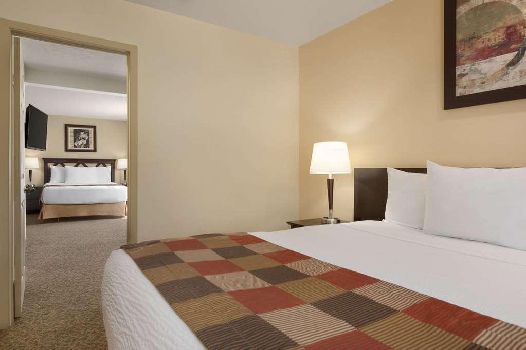 Days Inn By Wyndham Montreal East Номер фото