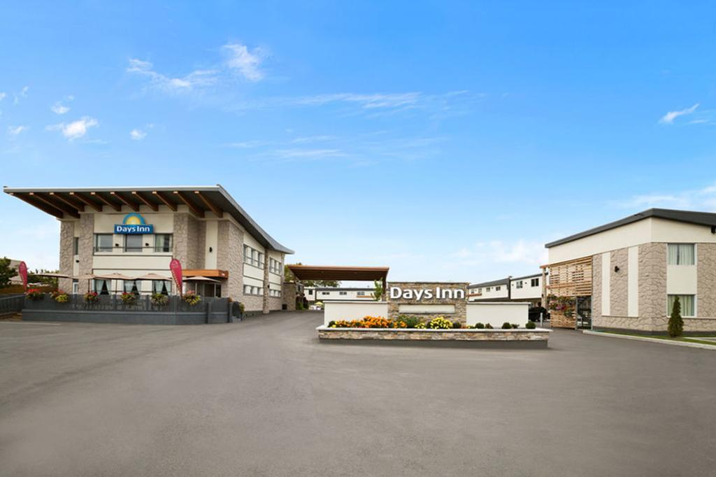 Days Inn By Wyndham Montreal East Экстерьер фото