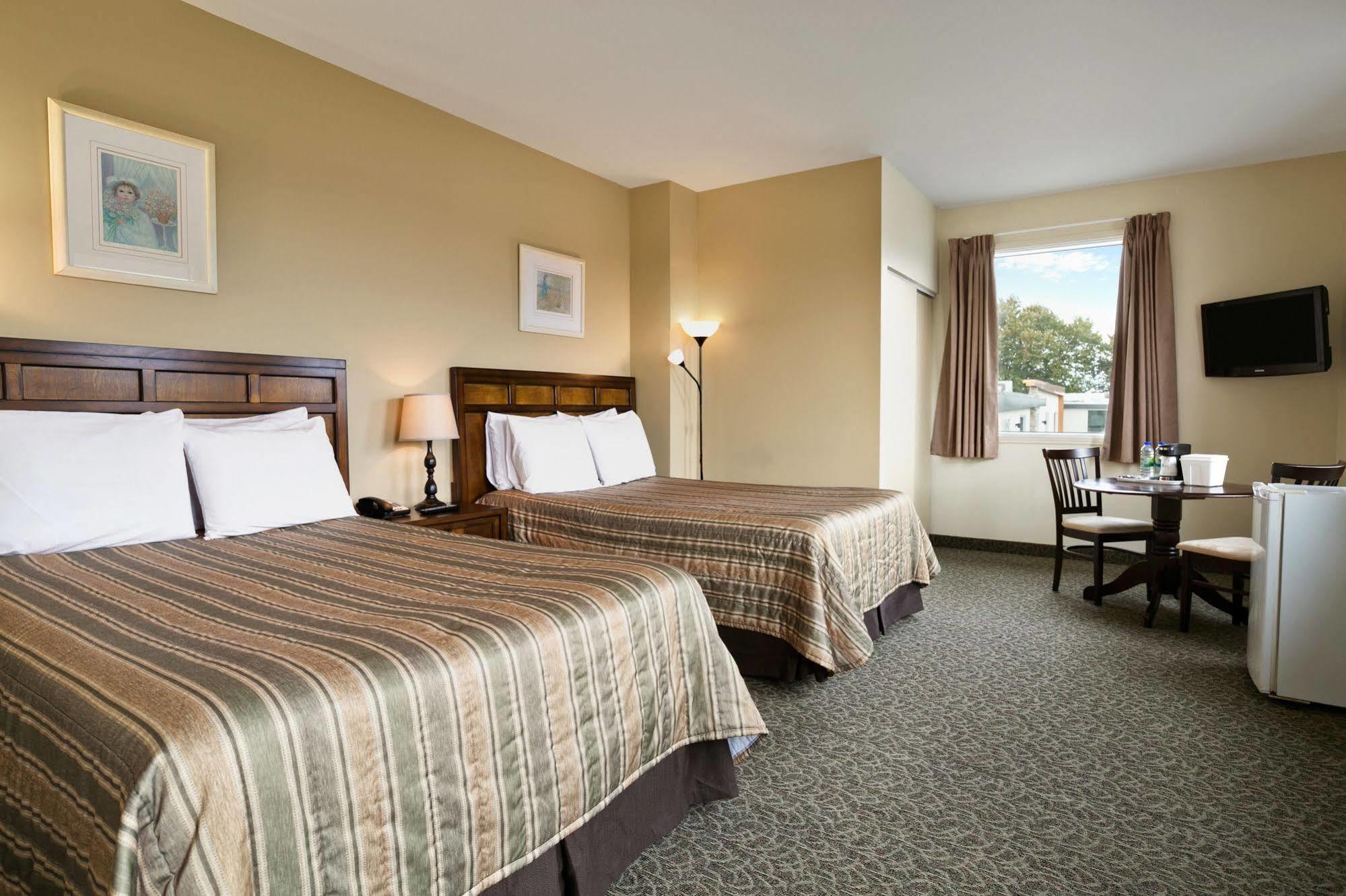 Days Inn By Wyndham Montreal East Экстерьер фото