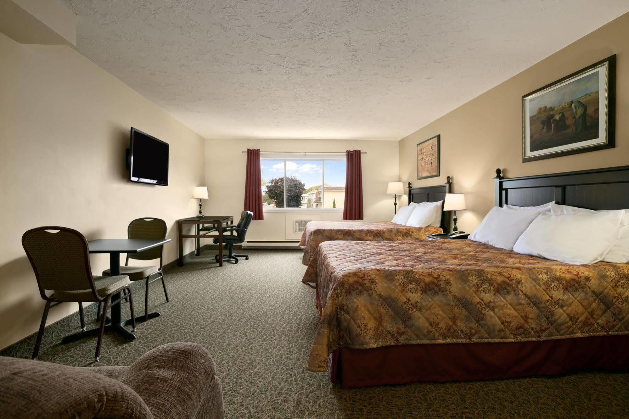 Days Inn By Wyndham Montreal East Экстерьер фото