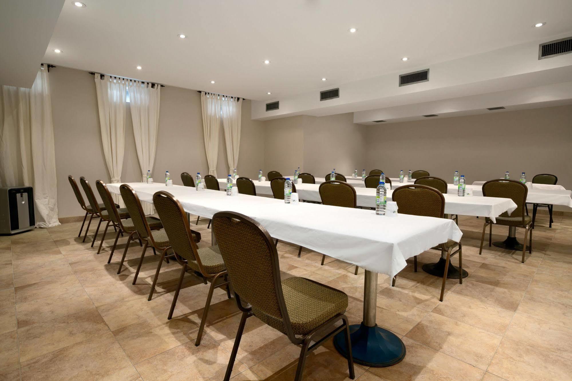 Days Inn By Wyndham Montreal East Экстерьер фото